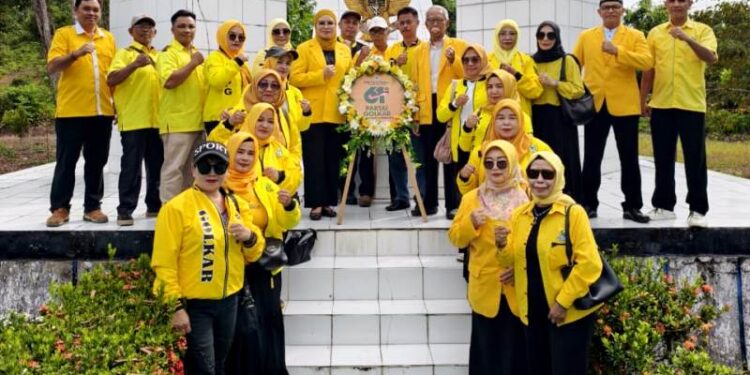 Peringati HUT ke-61 Golkar, Hj Sri Neni Trianawati Pimpin Ziarah ke Taman Makam Pahlawan Muara Teweh