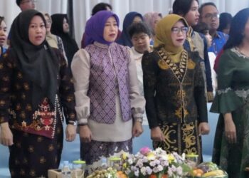 Ketua Dekranasda Barito Utara Hadiri Penutupan Dekranasda Kalteng Fashion Festival 2025