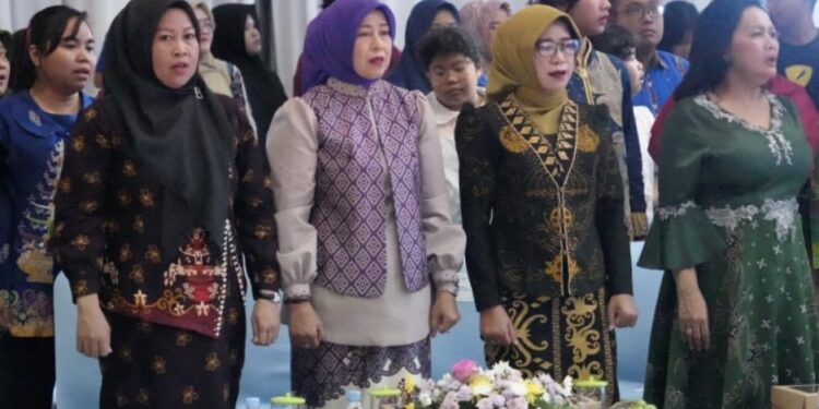 Ketua Dekranasda Barito Utara Hadiri Penutupan Dekranasda Kalteng Fashion Festival 2025