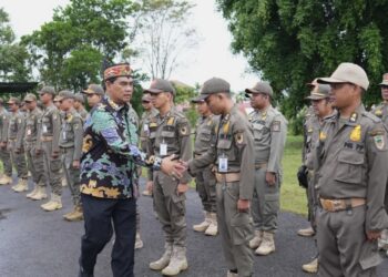 Tegakkan Kedisiplinan, Bupati Barito Utara Ambil Alih Komando Apel Pagi di Markas Satpol PP