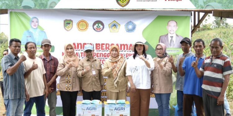 Dukung Ketahanan Pangan, Ketua TP PKK Barito Utara Hadiri Panen Bersama Jambu Kristal