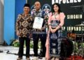 H. Taufik Nugraha Serahkan Cendera Mata untuk AKBP Singgih Fibiyanto pada Acara Kenal Pamit Kapolres