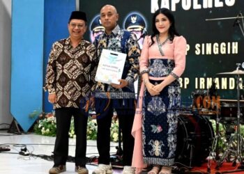 H. Taufik Nugraha Serahkan Cendera Mata untuk AKBP Singgih Fibiyanto pada Acara Kenal Pamit Kapolres